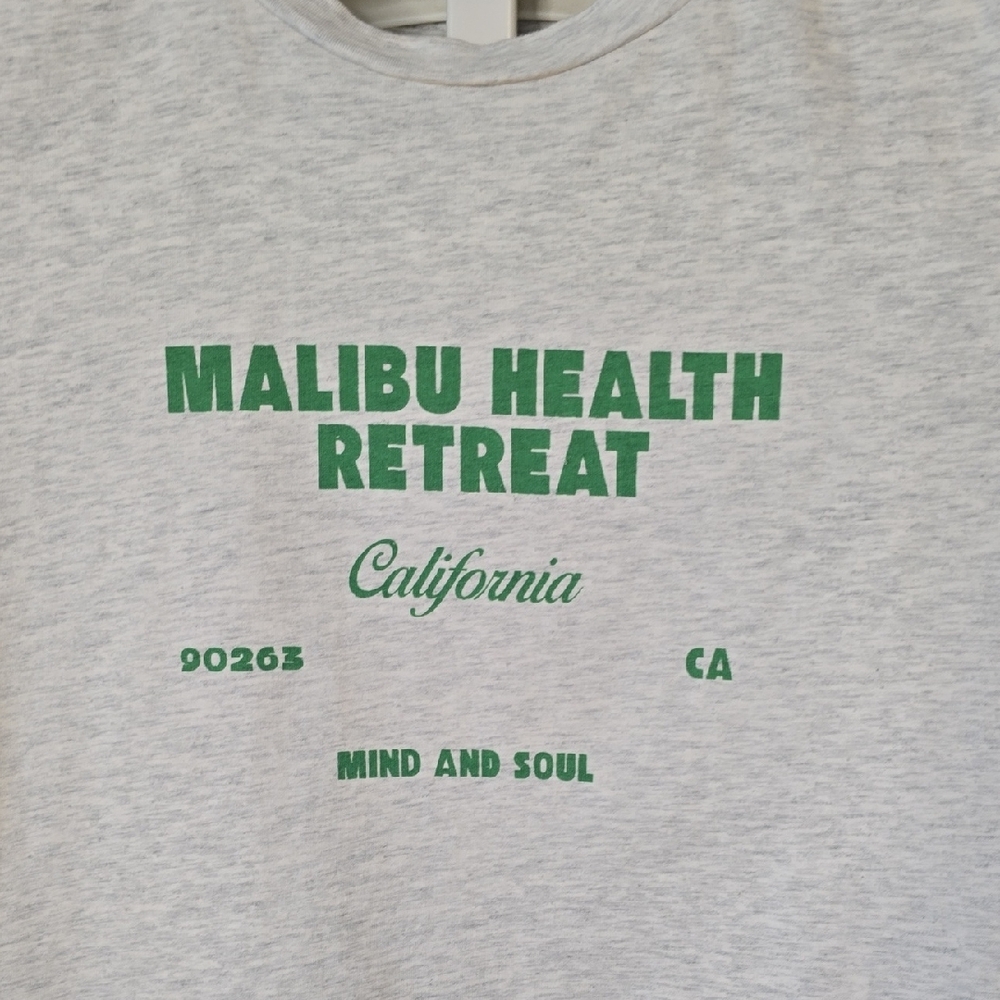 Princess Polly Malibu Healh Retreat Light Grey Graphic Tee Sz 4 Small - Picture 3 of 8